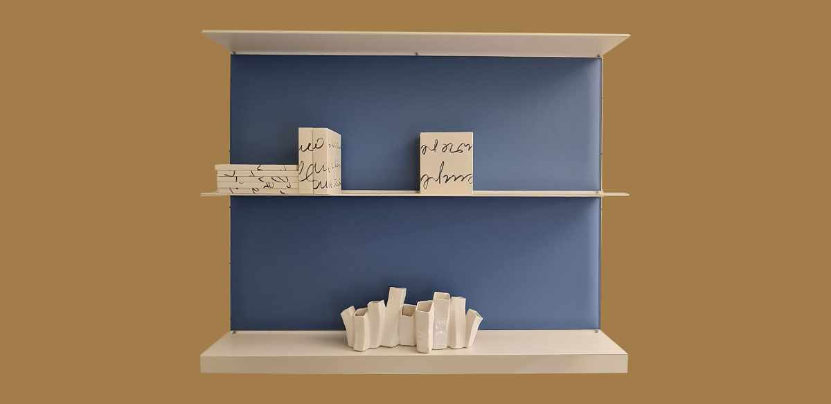 Sound-absorbing panel with shelves END EXPO 