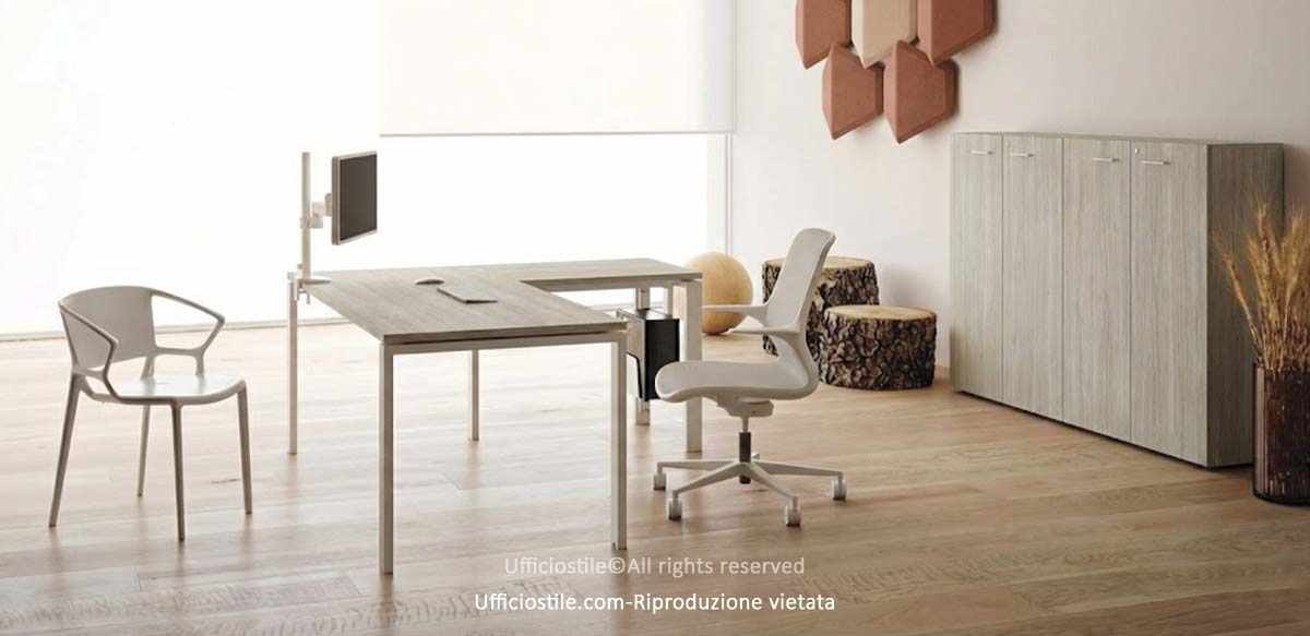 Scrivania angolare e librerie medie