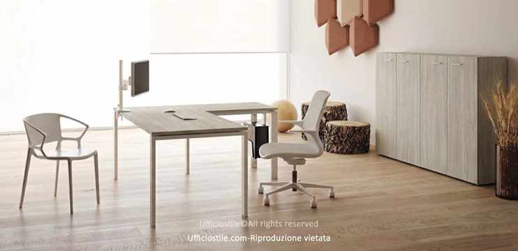 Scrivania angolare e librerie medie