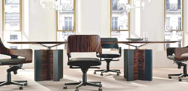 Meeting table in wood with saddle leather edges