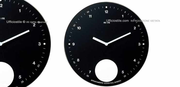 Orologio a pendolo nero con disco bianco