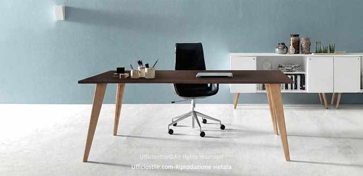 Scrivania laccata gambe legno