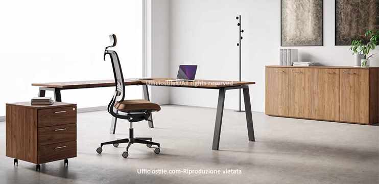 Scrivania gamba inclinata con allungo, cassettiera e mobili bassi
