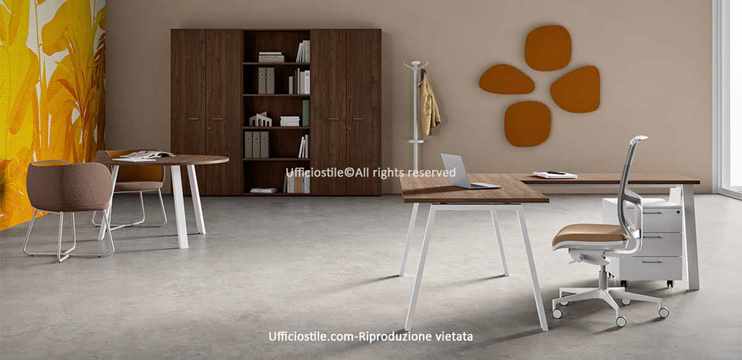 Scrivania angolare, libreria alta, cassettiera e tavolo tondo