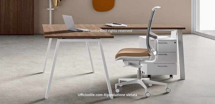 Scrivania gamba inclinata con allungo e cassettiera 