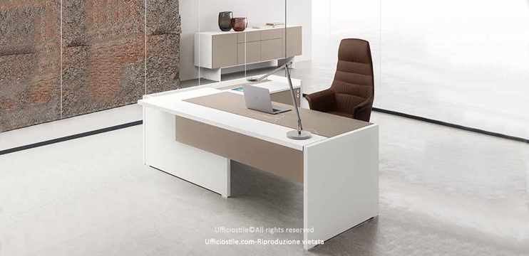 Scrivania con piano sliding e mobile di servizio