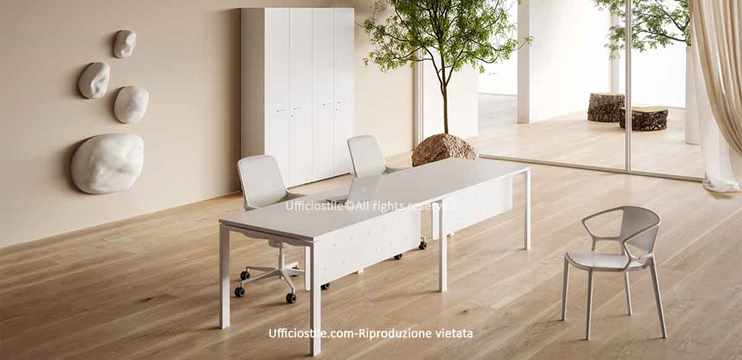 Scrivanie in linea con struttura metallo e librerie